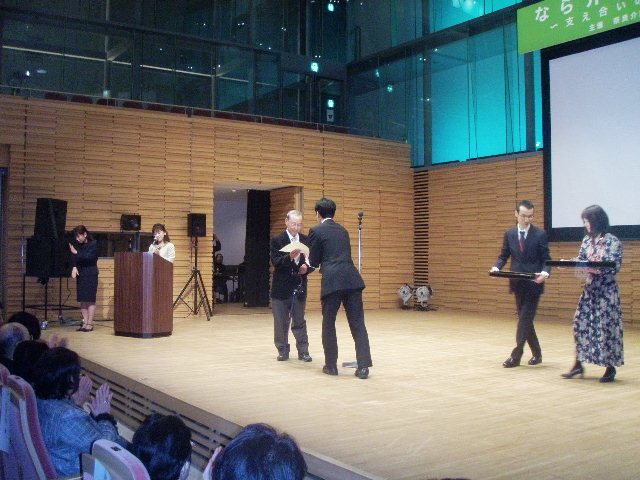 奈良県知事から介護賞の授賞式で受賞の安田会長 安田会長